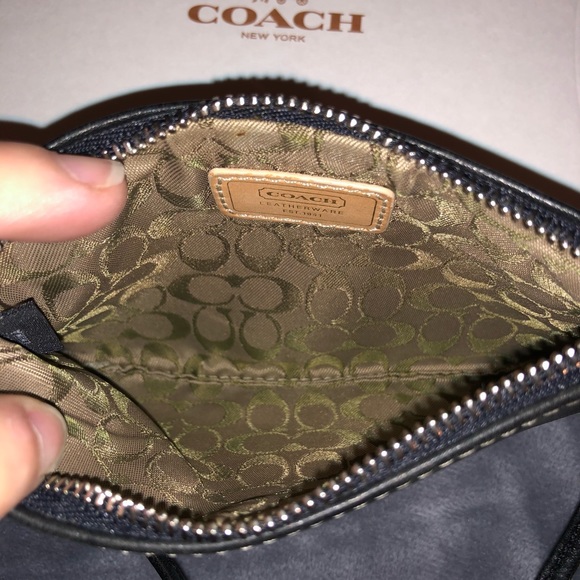 🌹Plain classic black leather wristlet from Coach - Picture 3 of 7